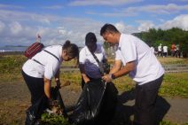 Bersih – bersih Pantai Tangtu, Relawan Pegawai PLN Berhasil Kumpulkan Ratusan Kilogram Sampah Plastik