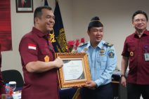 Berhasil Tangkap Buronan Interpol, Dirjen Imigrasi Serahkan Penghargaan kepada 16 Petugas Imigrasi