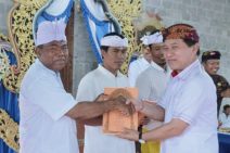 Bupati Suwirta Hadiri Acara Pasobyahan Awig-awig Desa Adat Kutapang, Nusa Penida