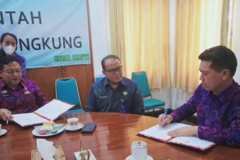 Bupati Suwirta Serahkan Hibah Bangunan Dan Tanah kepada BNNK Kabupaten Klungkung.