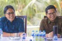 Bupati Giri Prasta Serahkan Hibah Sapi Kelompok Ternak Nandi Bhandana Giri