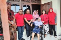 ARW Bersama APD Serahkan Bantuan Kursi Roda