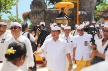 Hadiri Pujawali di Pura Uluwatu, Sekda Arnawa Serahkan Dana Aci Rp 200 Juta