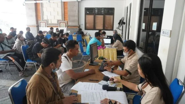 Suasana pelaporan SPT Tahunan di Kanwil DJP Bali.