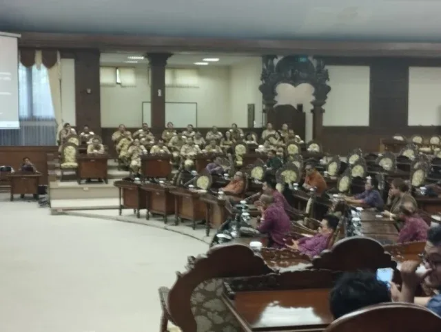 Suasana Sidang Paripurna DPRD Provinsi Bali, Senin (22/4/2024). (nan)