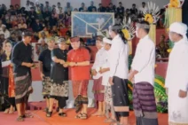 Bupati Badung Serahkan Dana Hibah di Karangasem