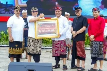 Bupati Giri Prasta Gelontorkan BKK dan Hibah Rp 160 Miliar Lebih