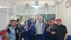 I Nyoman Sugawa Korry saat mendaftar sebagai bakal calon bupati Buleleng di DPD NasDem Buleleng, Selasa (7/5/2024). (Foto/ist)