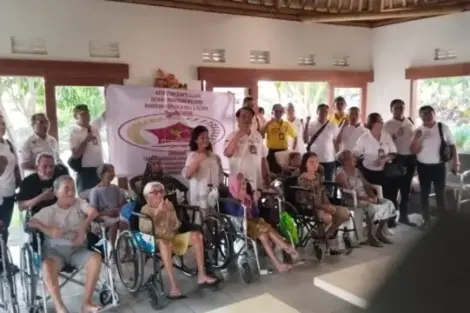 DPW Barisan Republik Bali dan Nusra menggelar bakti sosial di Panti Jompo Taman Werdha Syailendra, Jimbaran, Badung, Minggu (26/5/2024).