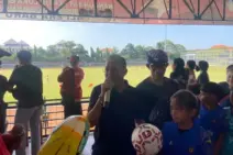 Koster Bagi-bagi Bola Saat Hadiri Turnamen Bali Grassroots Festival