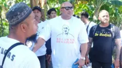 Ketua DPD Gerindra Made Muliawan Arya alias De Gadjah saat menyerahkan hewan kurban. (Foto/ist).