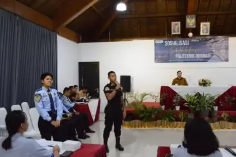 Suasana sosialisasi Sekolah Kedinasan Politeknik Imigrasi di Desa Pemaron, Selasa (25/6/2024). (Foto/nan)