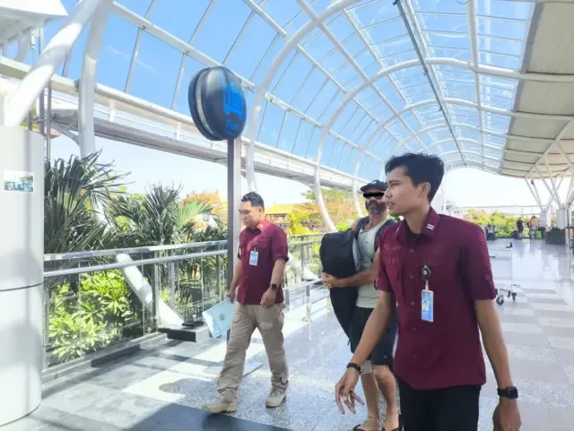 Rudenim Denpasar memulangkan bule asal Australia KJF (44) karena overstay. (Foto/ist)