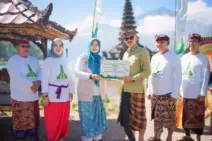 Peduli Kesehatan Lingkungan, Pegadaian Sebarkan Eco Enzyme di Danau Batur Bali