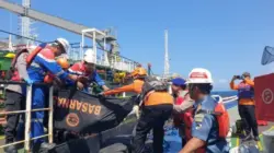 Sebuah kapal tanker terbakar di perairan Gili Tepekong, Karangasem, Bali, Rabu (7/8/2024) dini hari. Insiden tersebut merenggut lima nyawa anak buah kapal (ABK). (Foto/ist).