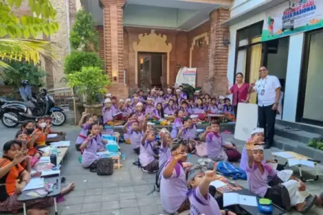 Kelurahan Peguyangan, Kecamatan Denpasar Utara, menggelar pelatihan Nyurat Aksara Bali dalam rangka menyambut Hari Kemerdekaan Republik Indonesia, Rabu (7/8/2024) di Perpustakaan Saraswati, Kelurahan Peguyangan. (Foto/ist)