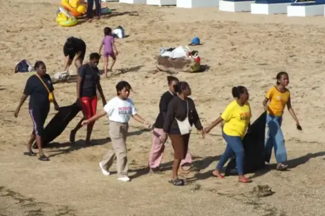 ADEM Bali Bersih-bersih Pantai Shindu Sambut Rangkaian Bulan Kebangsaan. (Foto/ist)
