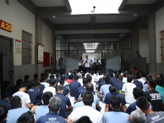 Kepala Lapas Kerobokan R.M Kristyo Nugroho saat memberi pengarahan kepada warga binaan. (Foto/ist)