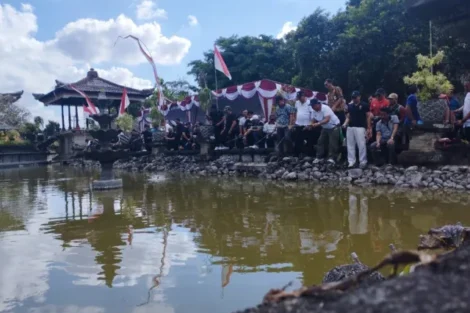Suasana lomba memancing berhadiah di kolam Kantor DPRD Bali, Jumat (16/8/2024). (Foto/nan)