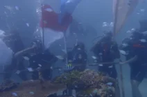 Wow! Siswa SMA Kibarkan Merah Putih di Dasar Laut Bali
