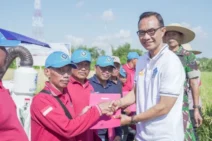 Petani  Kabupaten Badung Mulai Gunakan Mesin Panen Padi Modern Combine Harvester