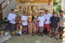 Berbaur dengan Masyarakat, Wayan Koster Hadiri Pernikahan Putra Mantan Ketua Bawaslu Bali