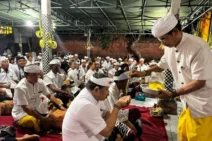 Calon Wakil Bupati Tabanan Hadiri Persembahyangan Pujawali di Pura Dalem lan Prajapati Tampih Kanginan