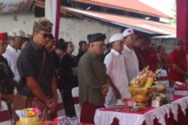 Ratusan Warga Gobleg Ucapkan Selamat Ulang Tahun kepada Wayan Koster