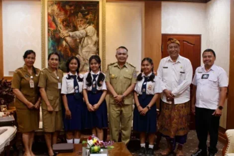 Tiga Orang Siswa SMPN 12 Denpasar Ikuti Lomba Cerdas Cermat Museum Tingkat Nasional, Pjs. Dewa Mahendra Berikan Dukungan