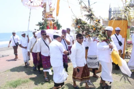 Rangkaian Mapepada Karya Pura Agung Jagatnatha Denpasar Gelar Melasti, dan Sucikan Beberapa Ekor Hewan Sarana Upakara