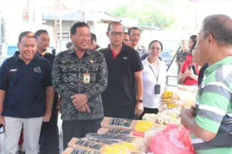 Sekda Alit Wiradana Tinjau Bazar Pangan Banjar Tegal Kawan Pemecutan Klod