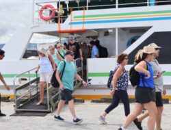 Kapal Pesiar MV Celebrity Millennium Singgah di Pelabuhan Celukan Bawang Awali Tahun 2025