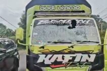 Duh! Aksi Pelamparan Batu Sasar Truk Di Gerokgak