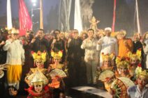 Gelar Doa Bersama FKUB , Walikota Jaya Negara dan Wawali Arya Wibawa Melepas Matahari 2024 di Catus Pata Catur Muka