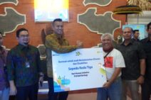 Berbagi Kebahagiaan, PLN Beri Bantuan Sepeda Roda Tiga untuk Penyandang Disabilitas dan Santunan kepada Anak Yatim-Duafa