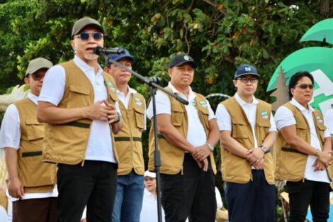 Aksi Bersih-Bersih Sampah di Pantai Kuta, Pj. Gubernur Bali bersama Empat Menteri Turun Langsung  