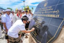 Bupati Giri Prasta Tandatangani Prasasti Pemelaspasan Penataan Pantai Batu Belig Kerobokan