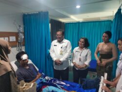 Sekda Alit Wiradana Jenguk Korban Musibah Tanah Longsor yang Sedang Jalani Perawatan