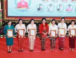 Dikukuhkan Bersama Istri Bupati Se-Bali, Ny. Sagung Antari Jaya Negara Kembali Pimpin Tiga Organisasi Kewanitaan Kota Denpasar