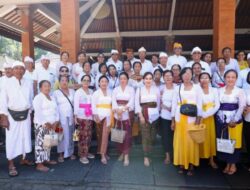 Ny. Antari Jaya Negara dan Ratusan Lansia Kecamatan Denut dan Dentim Tirta Yatra di Pura Tirta Empul