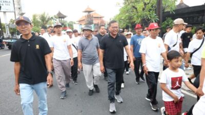 Sekda Alit Wiradana Lepas Jalan Sehat Serangkaian HUT ke-35 LPD Desa Adat Ubung