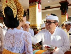 Walikota Jaya Negara Ngayah “Nyangging” Serangkaian Karya di Banjar Jurang Asri Peguyangan Kangin