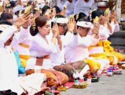Pemkot Denpasar Ngaturang Bhakti Penganyar Ida Bhatara Turun Kabeh di Pura Agung Besakih