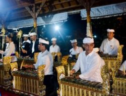 Semeton Teruna Teruni Denpasar Ngayah di Pura Agung Besakih