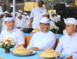 Sekda Alit Wiradana Hadiri Karya Ngeratep dan Melaspas dan Nyuciang Ida Betara Sesuhunan di Pura Kembar Sanur