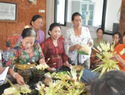 WHDI Denpasar Kembali Gelar Pelatihan Banten Oton Tumpeng Pitu, Kali Ini Sasar PKK Banjar Langon, Sanur Kaja