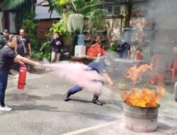 Kelurahan Dangin Puri Gelar Pelatihan Pemadaman Api Untuk Anggota PKK