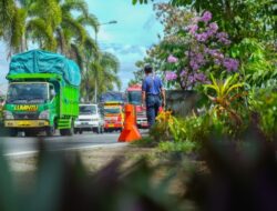 Solusi Mencegah Truk Parkir Sembarangan, Dishub Badung Pasang 30 Water Barrier di sepanjang Jalan Terminal Mengwi 