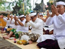 Walikota Jaya Negara Ngaturang Bhakti Serangkaian Pujawali di Pura Swagina Taman Sari