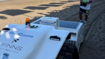 FINNS Beach Club Andalkan Robot Pintar “BeBot” untuk Jaga Kebersihan Pantai Bali